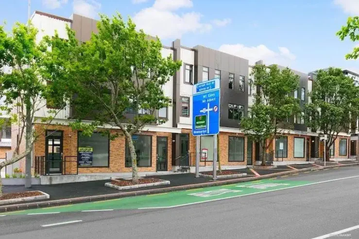 Double Grammar school zone, 2 beds + big office 2.5 baths 2 car parks mixed-use townhouse, 1 Title, 2 Addresses, Separate-Access 40m2 office with toilet downstairs, Just a short walk to universities, hospitals, and the Auckland CBD, 0.9km to Auckland Girls’ Grammar School, 1km to Auckland Grammar, 5/1 Glenside Crescent, Grafton, Auckland