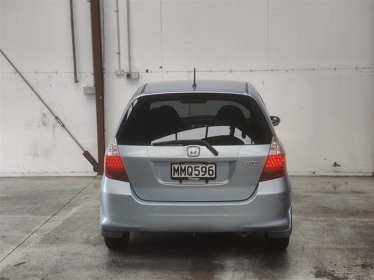 2006 Honda Fit /Hatchback Automatic, 5 seats, 4 owners, Petrol, 1,330 cc, 115,700 km