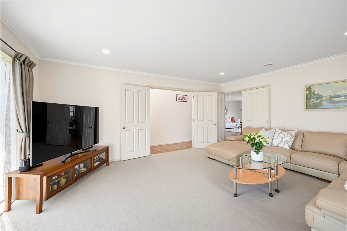 Once in 20 years, Owner downsizing, 240m2 5 beds 3.5baths house with double garage on 512m2 section, within walking distance to local schools, including zoning for both Summerland Primary and Western Heights School. With Henderson and Lincoln Road amenities just a short drive away, 48 Basra Drive, Henderson, Auckland