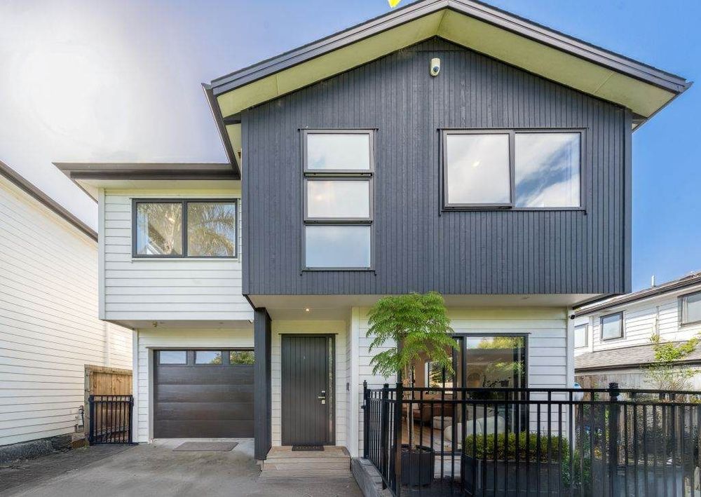 Standalone 3 beds 2.5 baths house with garage, close to Onehunga Mall shops and Dressmart, schools, motorway access, Zoned in Royal oak intermediate and Onehunga High school, 21F Grotto Street, Onehunga, Auckland
