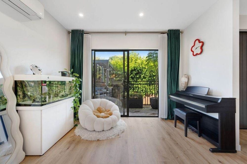 Standalone 3 beds 2.5 baths house with garage, close to Onehunga Mall shops and Dressmart, schools, motorway access, Zoned in Royal oak intermediate and Onehunga High school, 21F Grotto Street, Onehunga, Auckland
