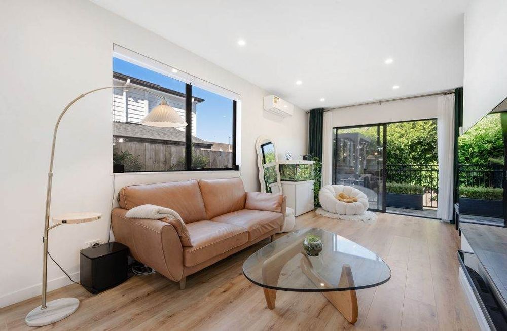 Standalone 3 beds 2.5 baths house with garage, close to Onehunga Mall shops and Dressmart, schools, motorway access, Zoned in Royal oak intermediate and Onehunga High school, 21F Grotto Street, Onehunga, Auckland