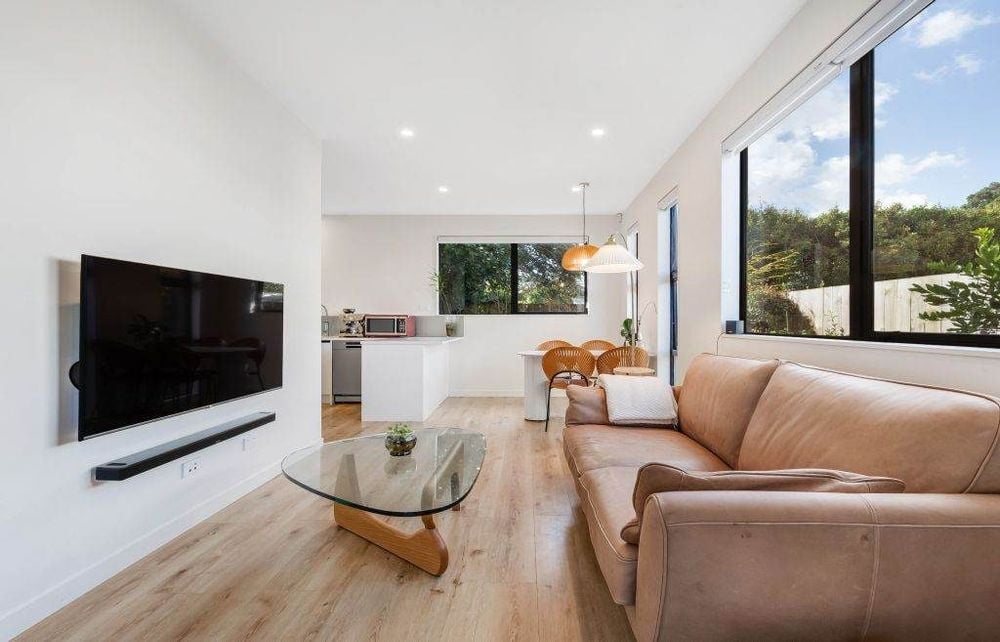 Standalone 3 beds 2.5 baths house with garage, close to Onehunga Mall shops and Dressmart, schools, motorway access, Zoned in Royal oak intermediate and Onehunga High school, 21F Grotto Street, Onehunga, Auckland
