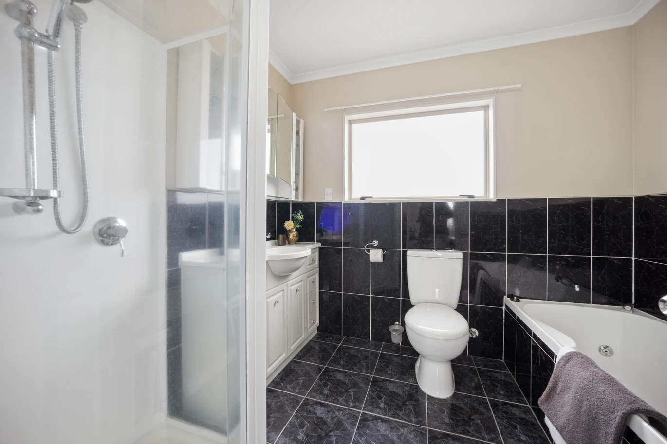 6 beds 3 baths house with double garage on 394m2 section, close to shops, supermarkets, schools, quick motorway access, zoned for Marshall Laing School, Blockhouse Bay Intermediate, and Lynfield College, 377 Richardson Road, Mount Roskill, Auckland