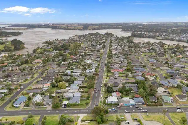 3 beds 1 bath house on 1012m2 section, minutes away from Waiuku Town Centre’s shops, cafes, schools and beach. 0.6 km to Sandspit Road School, 0.7 km to Waiuku College, 3 Sandspit Road, Waiuku, Auckland