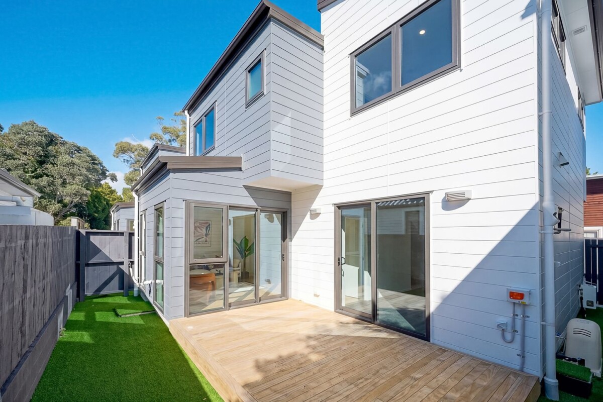 Brandnew standalone 4 beds 2.5 baths home with garage, move-in ready, Just a short drive to Lincoln Road amenities, supermarkets, schools, multiple dining options, and motorway access, 334C Swanson Road, Ranui, Auckland