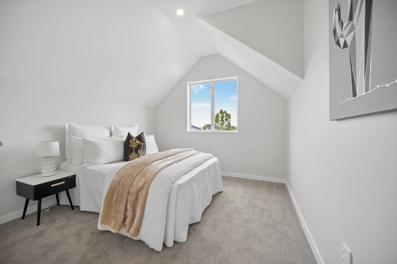 4 beds + office 2 baths house with car park on 468m2 section, walking distance to Blockhouse Bay Beach, just a short walk to Blockhouse Bay Village, zoned for Blockhouse Bay Primary School, Blockhouse Bay Intermediate, and Lynfield College within walking distance, 7 Mitchell Street, Blockhouse Bay, Auckland