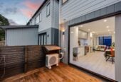Ignore CV – Vendor Selling Below CV ( CV $1,050,000), 3 beds (3 ensuites) 3.5 baths home with garage, just minutes to SH1 motorway access, and close to Albany Westfield, cafés, and parks, with zoning for Oteha Valley School, Northcross Intermediate, and Long Bay College. 25D Oteha Valley Road, Northcross, Auckland