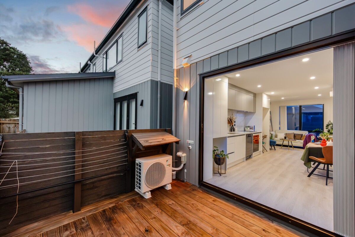 Ignore CV – Vendor Selling Below CV ( CV $1,050,000), 3 beds (3 ensuites) 3.5 baths home with garage, just minutes to SH1 motorway access, and close to Albany Westfield, cafés, and parks, with zoning for Oteha Valley School, Northcross Intermediate, and Long Bay College. 25D Oteha Valley Road, Northcross, Auckland