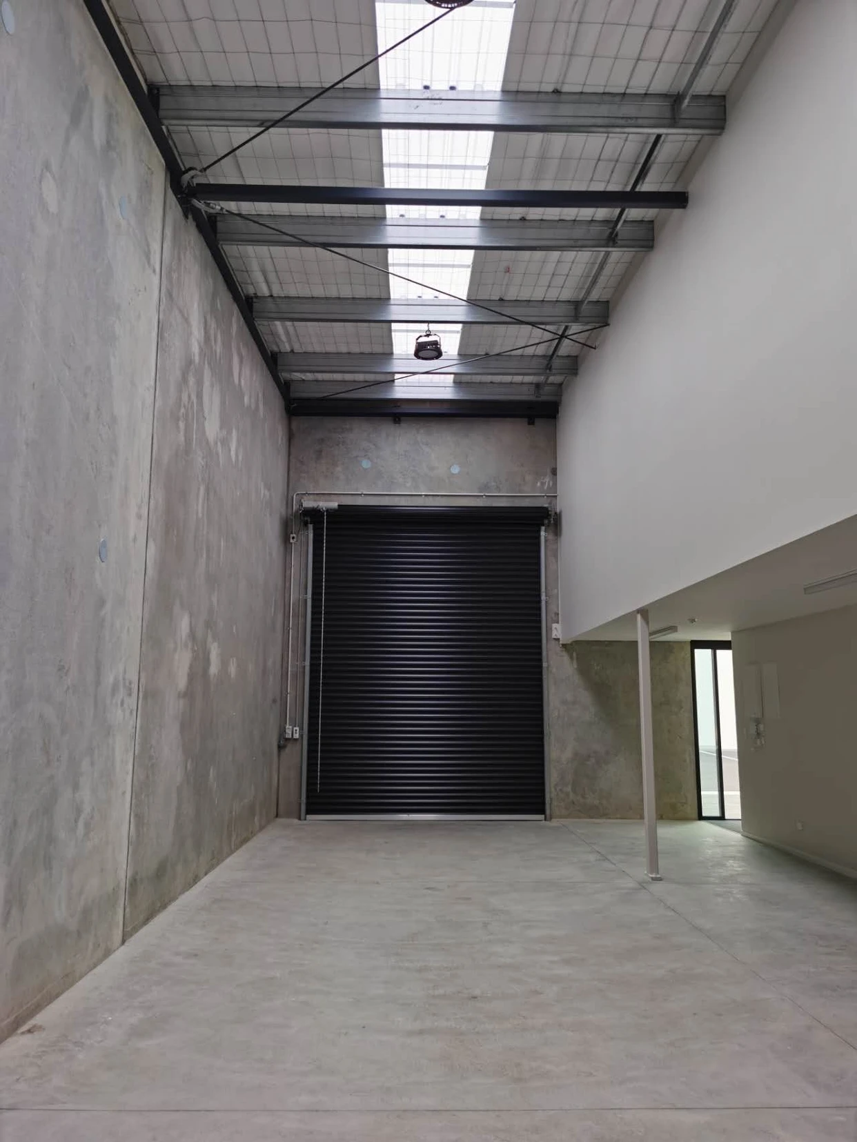 Must sell, Asking Price $698,000 + GST (if any), 135m2 high-stud industrial / commercial unit, CV: $830,000, One dedicated car park plus additional space in front of the roller door, in Oracle Business Park, located within Rosedale’s established industrial precinct, 28/3 Oracle Drive Albany, Auckland