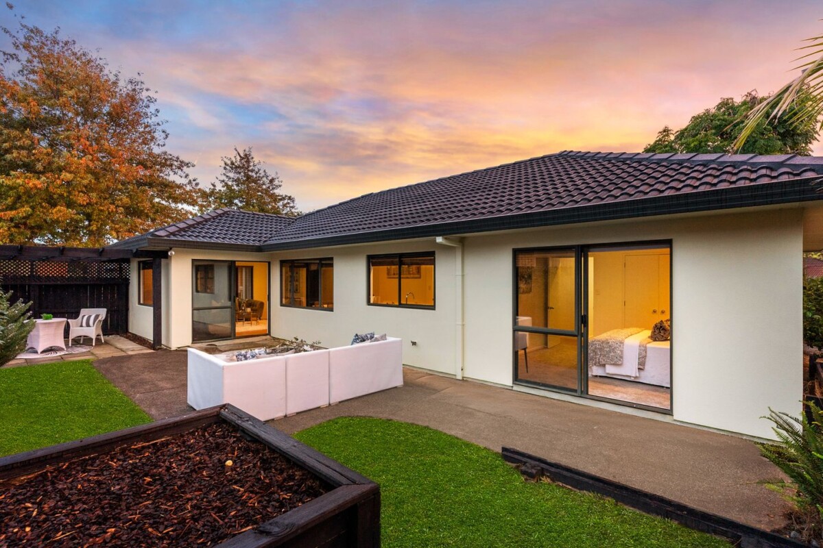 Vendors Settled Overseas, Botany Downs Secondary College zone, 140m2 3 beds 1 bath house with double garage on 400m2 section, moments to Botany Downs shopping centre, schools, 7 Brittas Place, East Tamaki, Auckland
