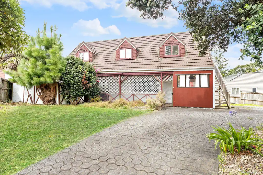 With RC for 5 standalone homes, 5 beds 2 baths house on 1108m2 section, With Royal Oak Shopping Centre and Onehunga Mall nearby, along with quality schooling and amenities, easy motorway access, currently rented, 0.9 km to Royal Oak Intermediate School, 47 Herd Road, Hillsborough, Auckland