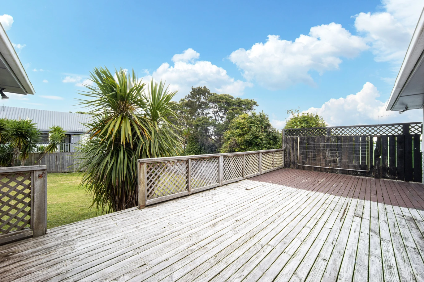 120m2 3 beds 1 bath house with garage on 675m2 section, conveniently situated near quality schooling, public transport, and Green Bay Village, 32 Taupo Street, Green Bay,, Auckland