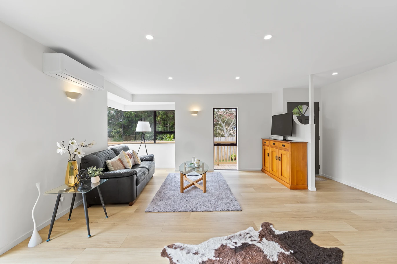 Renovated 4 beds 1 bath house with carport, brand-new wrap-around deck, just minutes from Pakuranga Plaza, Local schools in the area include Anchorage Park Primary School, Pakuranga Intermediate, and Edgewater College, 14A Pandora Place, Pakuranga, Auckland