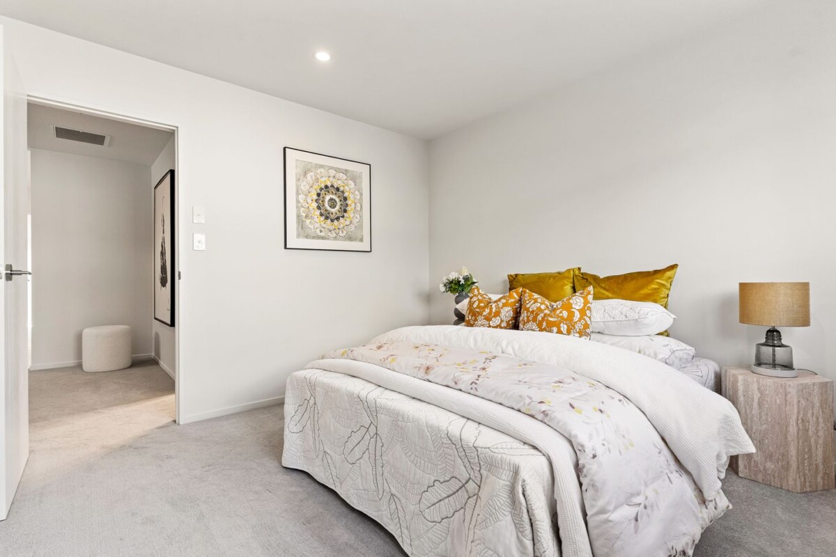 2 kitchens, 296m2 5 beds 3.5 baths house with double garage and 2-beds granny on 378m2 section, close to local parks, shopping amenities, zoned for Ormiston Primary, Ormiston Junior College, and Ormiston Senior College, 3 Hing Street, Flat Bush, Auckland