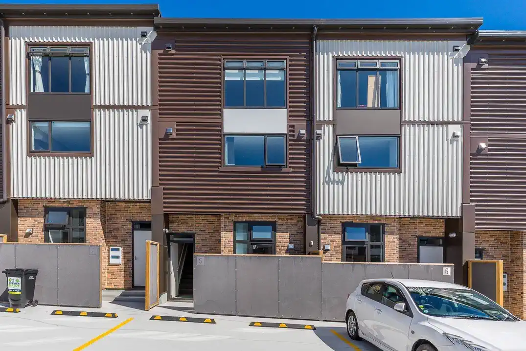 Double Grammar school zone, 2 beds + big office 2.5 baths 2 car parks mixed-use townhouse, 1 Title, 2 Addresses, Separate-Access 40m2 office with toilet downstairs, Just a short walk to universities, hospitals, and the Auckland CBD, 0.9km to Auckland Girls’ Grammar School, 1km to Auckland Grammar, 5/1 Glenside Crescent, Grafton, Auckland