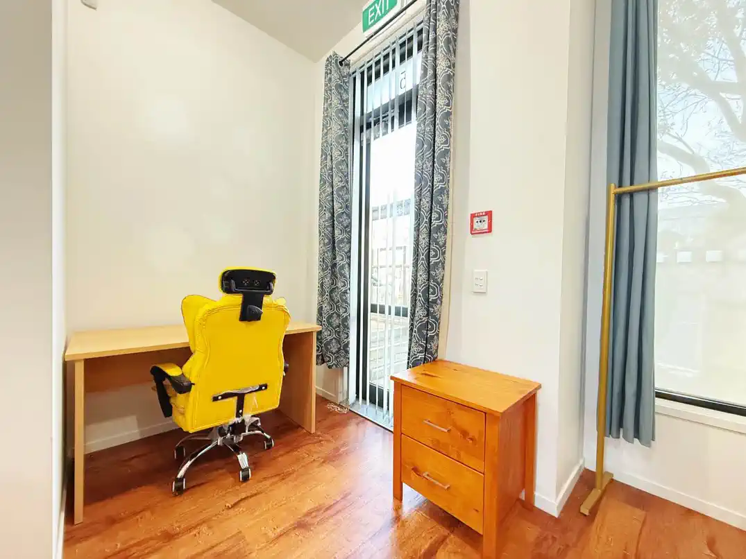 Double Grammar school zone, 2 beds + big office 2.5 baths 2 car parks mixed-use townhouse, 1 Title, 2 Addresses, Separate-Access 40m2 office with toilet downstairs, Just a short walk to universities, hospitals, and the Auckland CBD, 0.9km to Auckland Girls’ Grammar School, 1km to Auckland Grammar, 5/1 Glenside Crescent, Grafton, Auckland