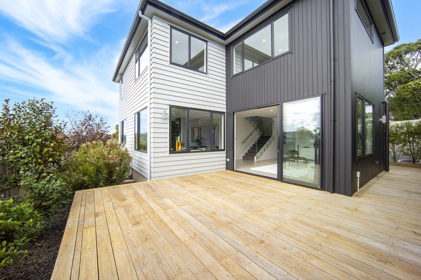 272m2 5 beds 4.5 baths house with double garage on 305m2 section, Zoned for Blockhouse Bay Intermediate & Lynfield College, close to local amenities, schools, and transport, 106 Taylor Street, Blockhouse Bay, Auckland