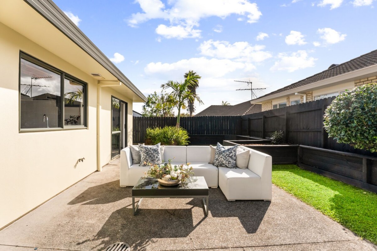Vendors Settled Overseas, Botany Downs Secondary College zone, 140m2 3 beds 1 bath house with double garage on 400m2 section, moments to Botany Downs shopping centre, schools, 7 Brittas Place, East Tamaki, Auckland