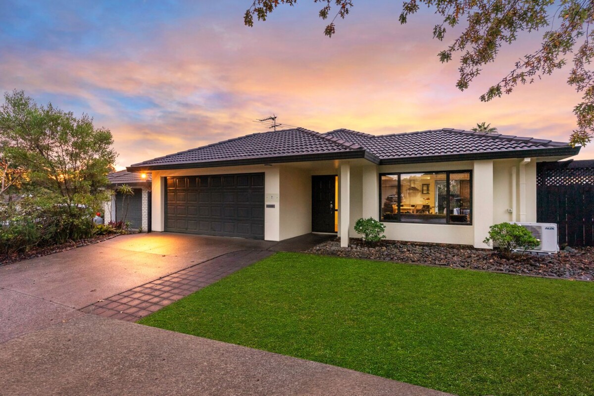 Vendors Settled Overseas, Botany Downs Secondary College zone, 140m2 3 beds 1 bath house with double garage on 400m2 section, moments to Botany Downs shopping centre, schools, 7 Brittas Place, East Tamaki, Auckland