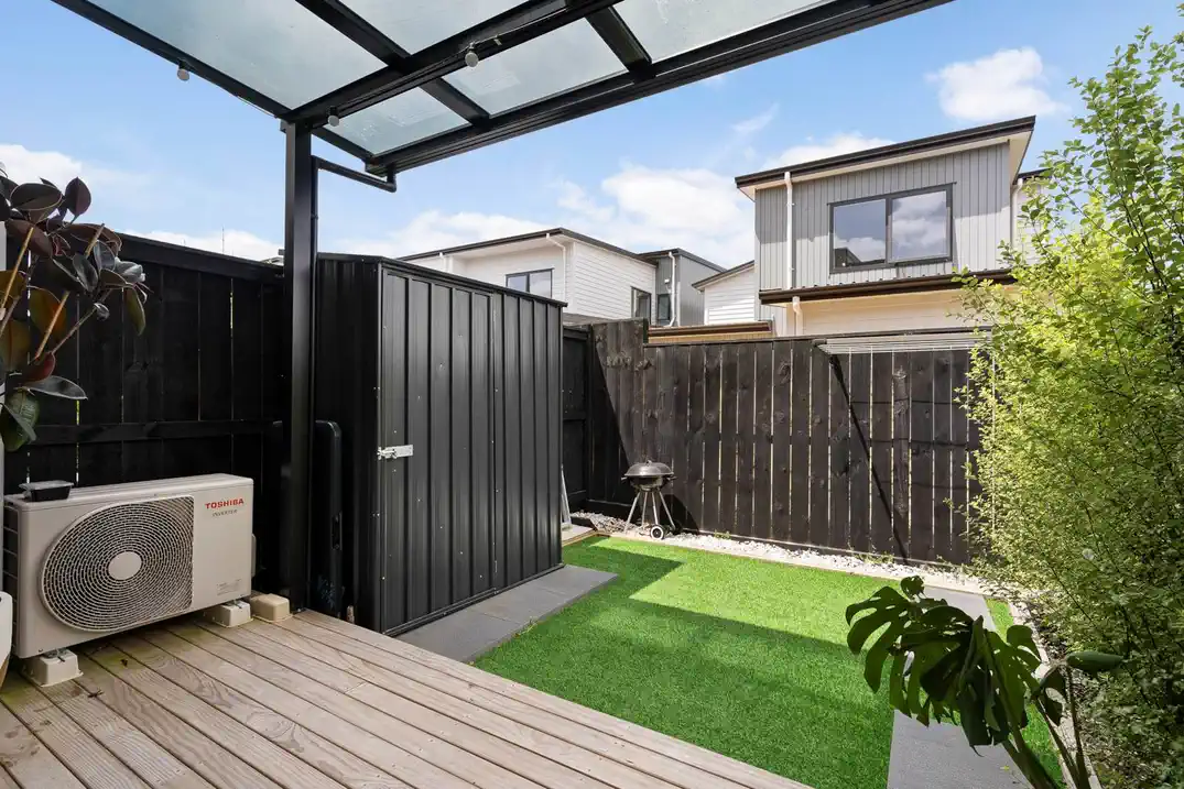 Motivated vendor, 2 beds + study room 1.5 baths home with car park, Walking distance to Te Nikau Primary School, zoned for the highly regarded Ormiston College, and just minutes from Ormiston Town Centre, 33 Kiato Lane, Flat Bush, Auckland