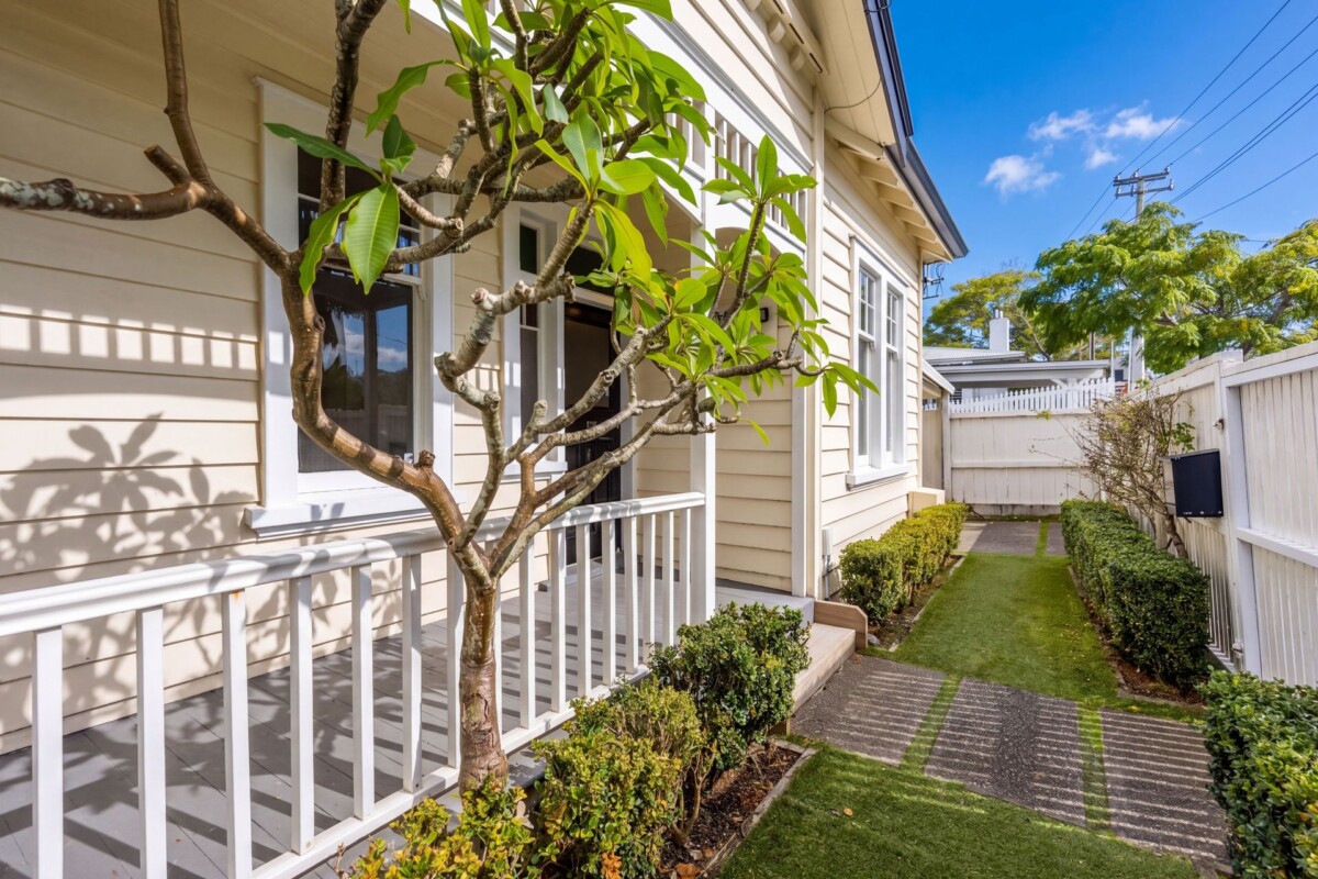 Double Grammar school zone, 3 beds 2 baths house with carport on 675m2 section, close to parks, reserve, schools, Newmarket shopping centre, zoned for Victoria Avenue School, Remuera Intermediate, Auckland Grammar, and Epsom Girls Grammar, 141 Bassett Road, Remuera, Auckland