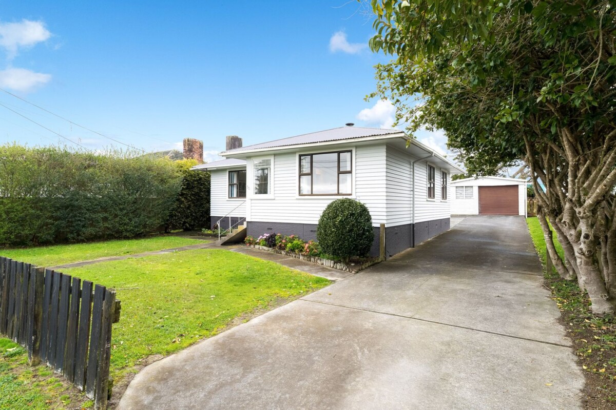 Home and income on 716m2 section, 3 beds 1 bath main home + standalone 2 beds ( 1 bed plus 3.2m x 2.6m flexi room) 1 bath minor dwelling, currently rented With a combined return of $1,135 per week, near schools, parks, shops, and transport routes, 50 Barrys Road, Glendene, Auckland