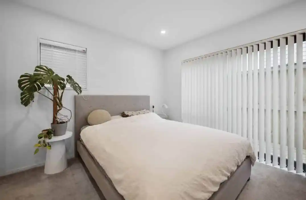 4 beds 3 baths house with garage, close to excellent schools, local shops, cafes, and the beach, 0.3 km to Sherwood School (Auckland), 0.7 km to Northcross Intermediate, 1B Robin Lane, Browns Bay, Auckland