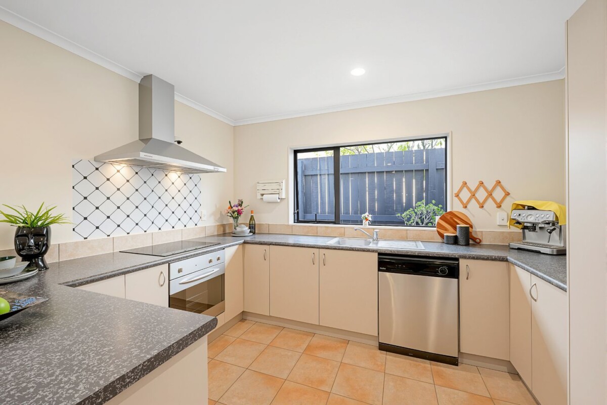Once in 20 years, Owner downsizing, 240m2 5 beds 3.5baths house with double garage on 512m2 section, within walking distance to local schools, including zoning for both Summerland Primary and Western Heights School. With Henderson and Lincoln Road amenities just a short drive away, 48 Basra Drive, Henderson, Auckland
