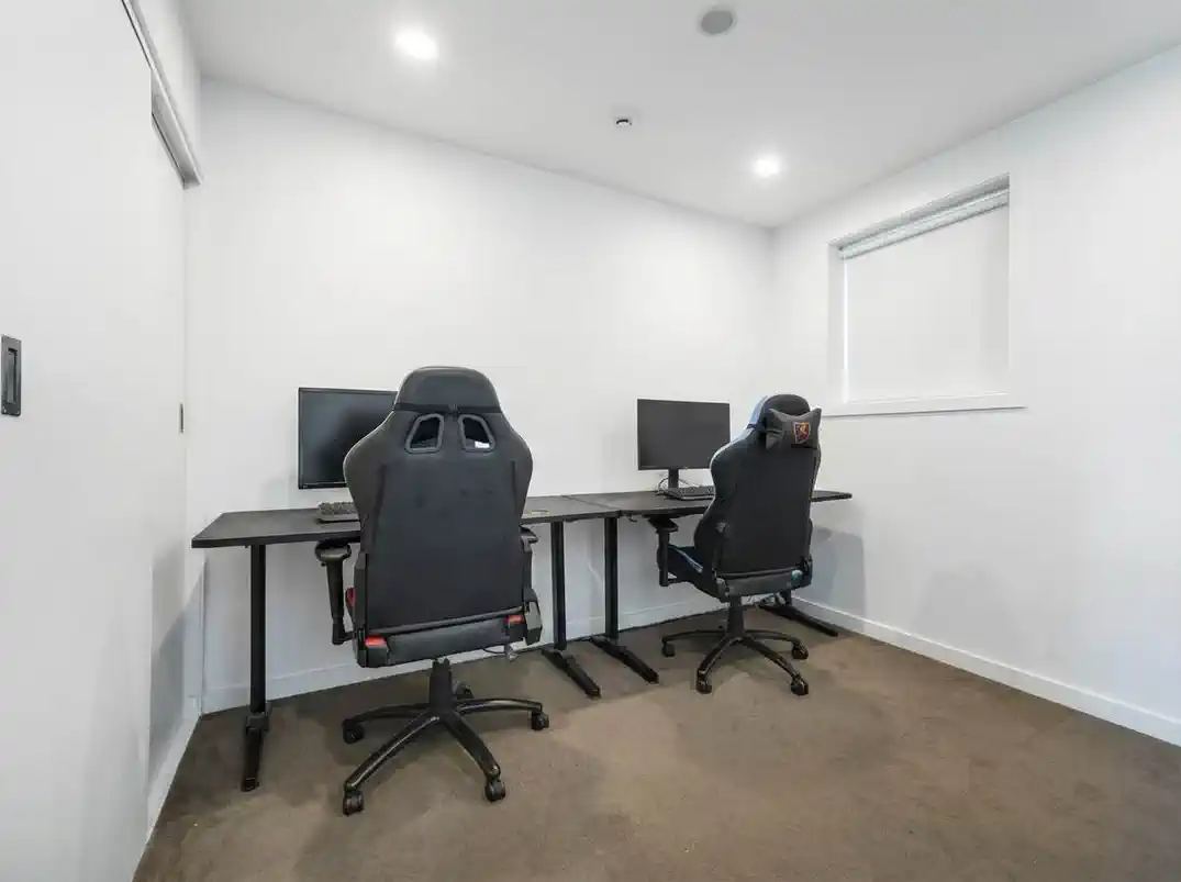 Double Grammar school zone, 53m2 Freehold 2 beds 1 bath apartment, motivated vendor, 0.9 km to Auckland Girls’ Grammar School, 1.7 km to Auckland Grammar, Situated directly opposite Myers Park and Aotea Square, and just moments from the new CRL station, Sky Tower, AUT, the University of Auckland, and the Central Library, 1505/438 Queen Street, City Centre, Auckland