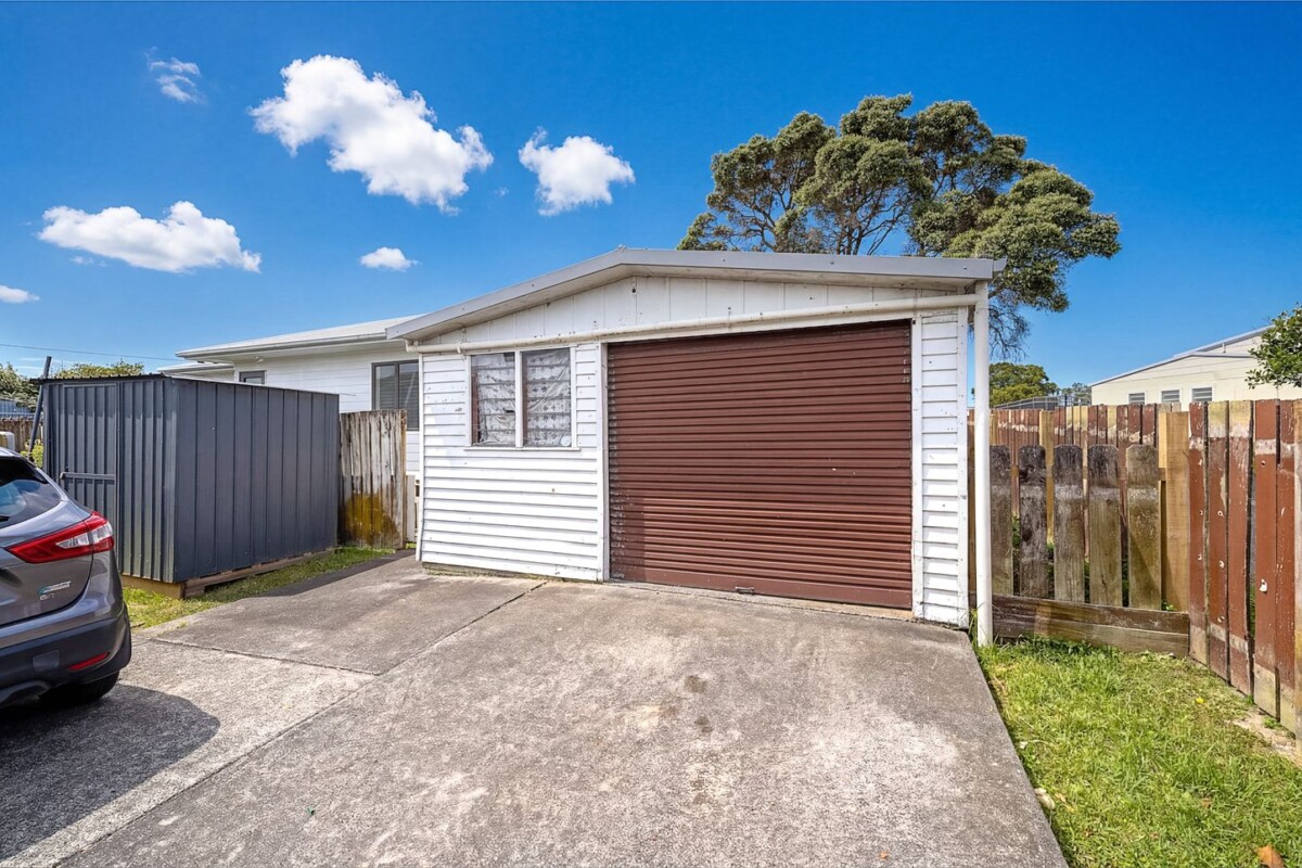 Home and income on 716m2 section, 3 beds 1 bath main home + standalone 2 beds ( 1 bed plus 3.2m x 2.6m flexi room) 1 bath minor dwelling, currently rented With a combined return of $1,135 per week, near schools, parks, shops, and transport routes, 50 Barrys Road, Glendene, Auckland