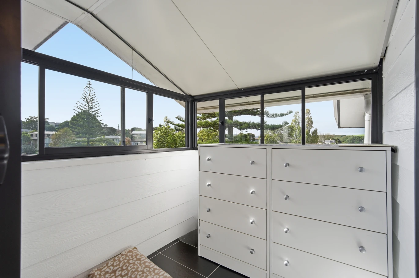 Once in 26 years, vendor relocating, 3 beds 2 baths house with double garage, Walk to Sylvia Park Mall & train station, Zoned for Bailey Road School, Baradene College & One Tree Hill College, 128 Aranui Road, Mount Wellington, Auckland