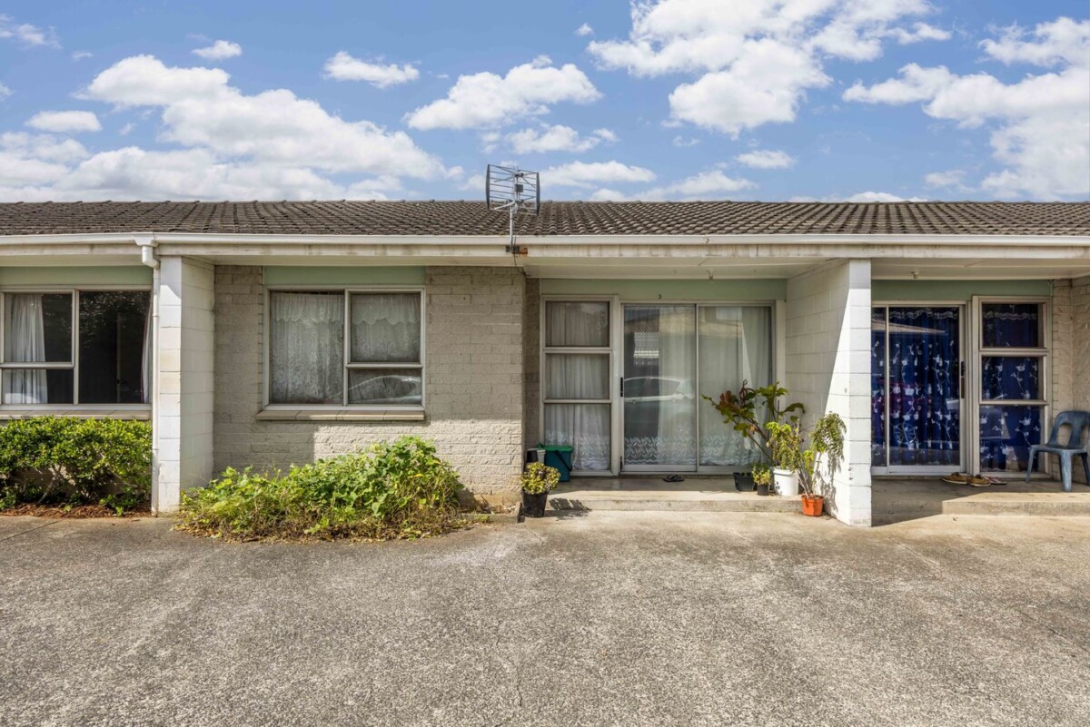Brick and tile 6 self-contained flats (1x2brm + 5x1brm units) on 1012m2 section, reliable rental income at $127,500pa, Kings College and Otahuhu College just minutes away, close to Royal Auckland Golf Course and quick access to SH20 & SH1, 80 Walmsley Road, Otahuhu, Auckland