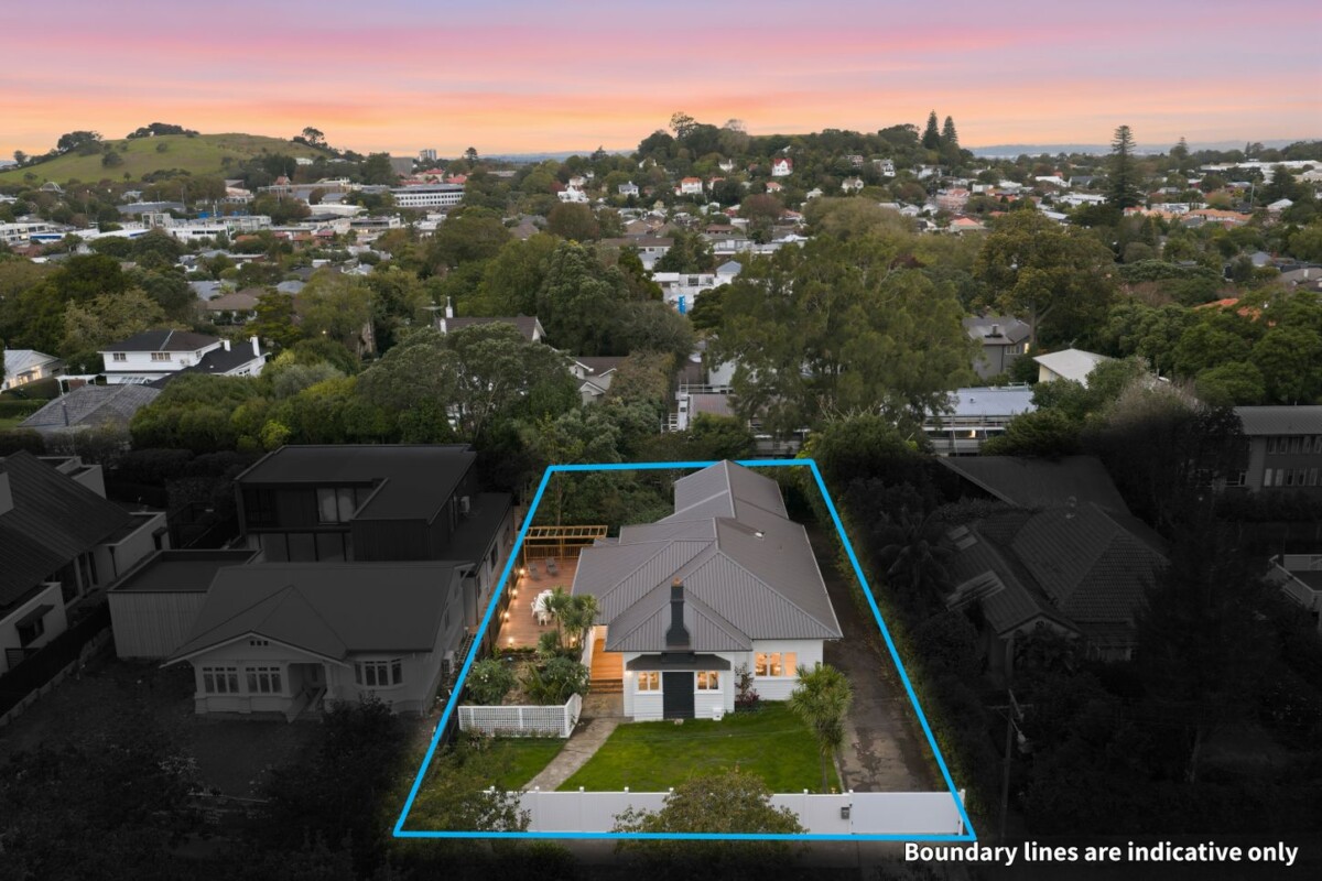 Double Grammar school zone, 213m2 upgraded 4 beds 2.5 baths house with garage and carport on 1021m2 section, Zoned for Auckland Grammar School and Epsom Girls Grammar School, and conveniently located close to Mt Eden, Newmarket’s vibrant shopping and dining precinct, with easy access to the CBD, 12 Shipherds Avenue, Epsom, Auckland