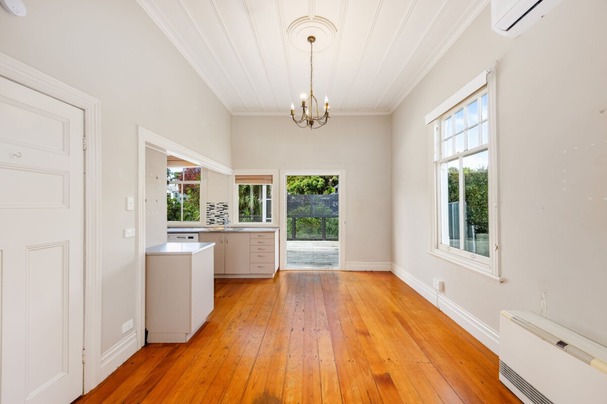Double Grammar school zone, 3 beds 2 baths house with carport on 675m2 section, close to parks, reserve, schools, Newmarket shopping centre, zoned for Victoria Avenue School, Remuera Intermediate, Auckland Grammar, and Epsom Girls Grammar, 141 Bassett Road, Remuera, Auckland