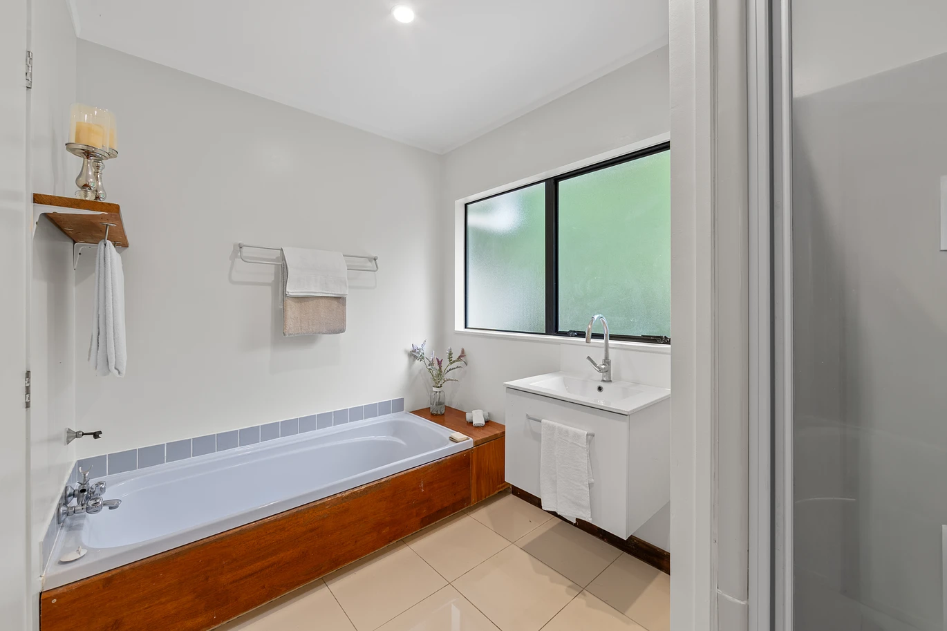Renovated 4 beds 1 bath house with carport, brand-new wrap-around deck, just minutes from Pakuranga Plaza, Local schools in the area include Anchorage Park Primary School, Pakuranga Intermediate, and Edgewater College, 14A Pandora Place, Pakuranga, Auckland