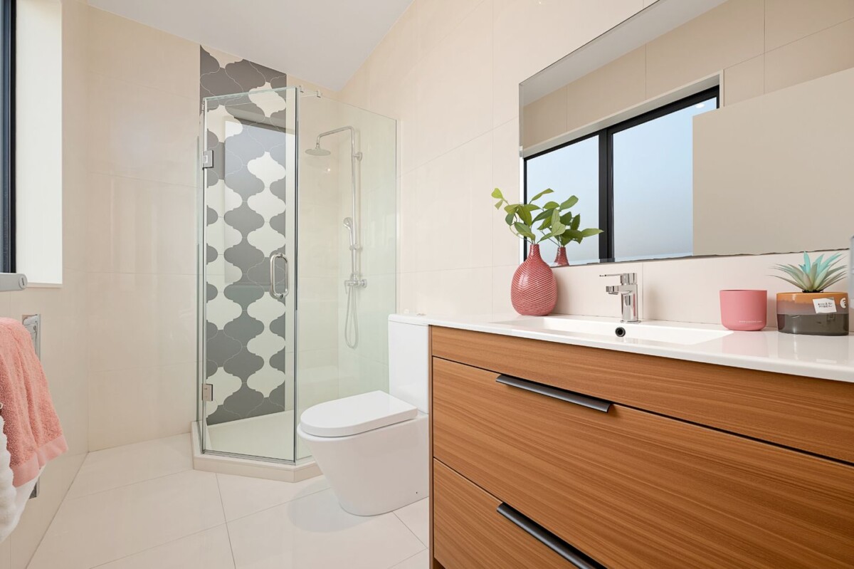 361m2 6 beds 4.5 baths house with double garage and 2-beds granny on 434m2 section, positioned on the border of Massey and Westgate, you’re just minutes from local schools, shopping and dining at Westgate and NorthWest, easy motorway access, 32 McWhirters Farm Lane, Massey, Auckland