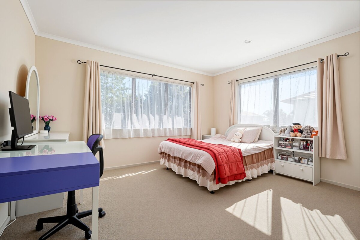 Once in 20 years, Owner downsizing, 240m2 5 beds 3.5baths house with double garage on 512m2 section, within walking distance to local schools, including zoning for both Summerland Primary and Western Heights School. With Henderson and Lincoln Road amenities just a short drive away, 48 Basra Drive, Henderson, Auckland