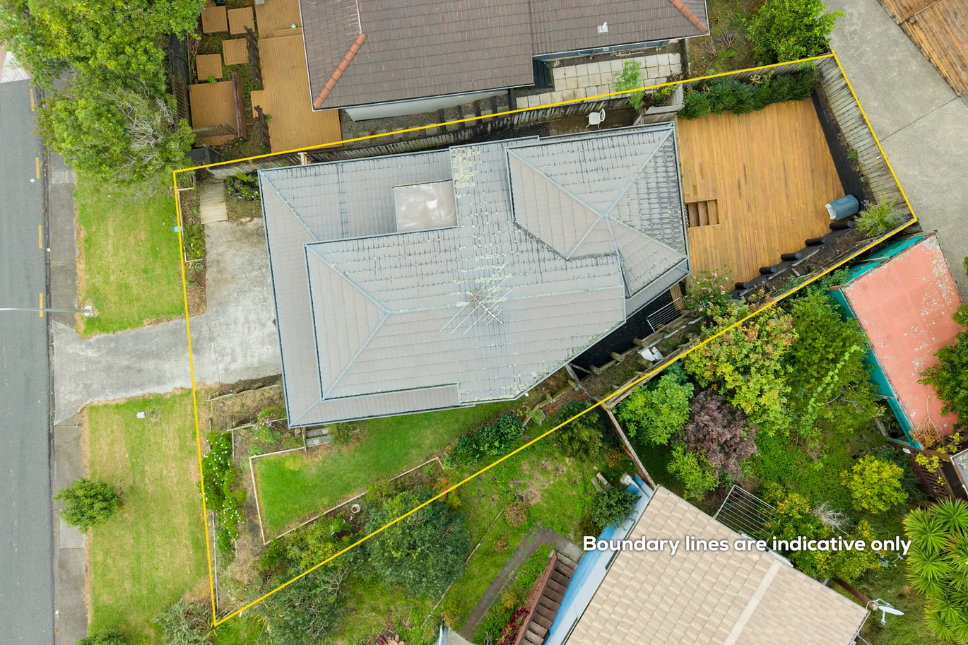 Once in 26 years, vendor relocating, 3 beds 2 baths house with double garage, Walk to Sylvia Park Mall & train station, Zoned for Bailey Road School, Baradene College & One Tree Hill College, 128 Aranui Road, Mount Wellington, Auckland