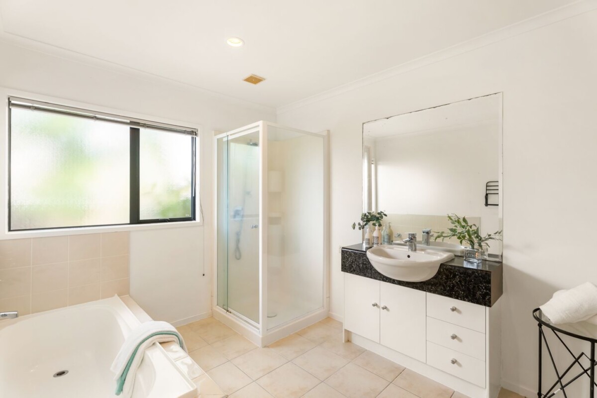 Vendors Settled Overseas, Botany Downs Secondary College zone, 140m2 3 beds 1 bath house with double garage on 400m2 section, moments to Botany Downs shopping centre, schools, 7 Brittas Place, East Tamaki, Auckland