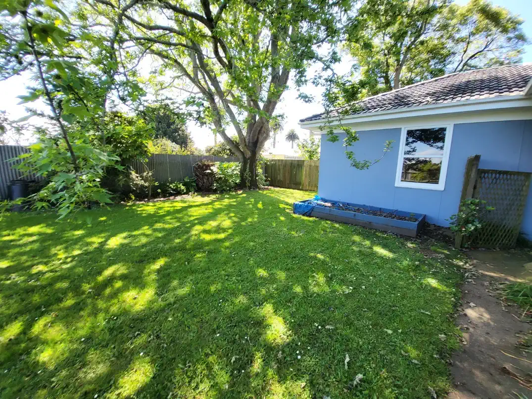 For rent, 5 beds 1 bath house with double garage, Available Now, 45A Wallace Road, Papatoetoe, Auckland