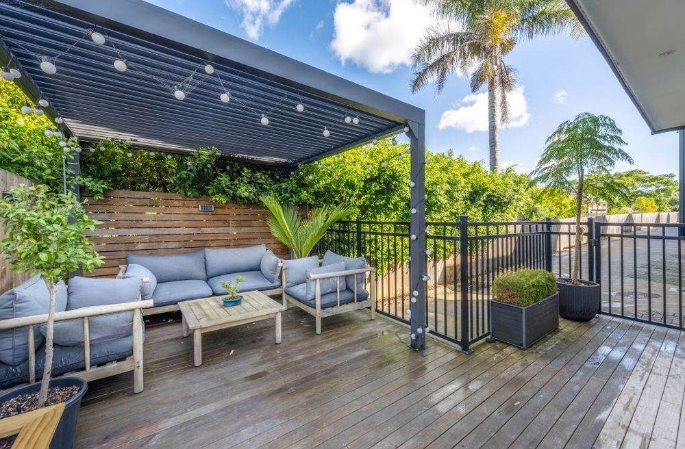 Standalone 3 beds 2.5 baths house with garage, close to Onehunga Mall shops and Dressmart, schools, motorway access, Zoned in Royal oak intermediate and Onehunga High school, 21F Grotto Street, Onehunga, Auckland