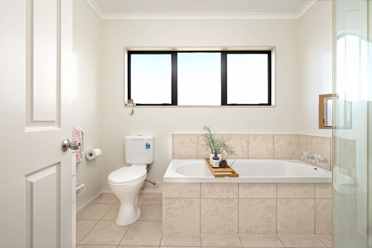 Once in 20 years, Owner downsizing, 240m2 5 beds 3.5baths house with double garage on 512m2 section, within walking distance to local schools, including zoning for both Summerland Primary and Western Heights School. With Henderson and Lincoln Road amenities just a short drive away, 48 Basra Drive, Henderson, Auckland