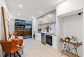 Ignore CV – Vendor Selling Below CV ( CV $1,050,000), 3 beds (3 ensuites) 3.5 baths home with garage, just minutes to SH1 motorway access, and close to Albany Westfield, cafés, and parks, with zoning for Oteha Valley School, Northcross Intermediate, and Long Bay College. 25D Oteha Valley Road, Northcross, Auckland