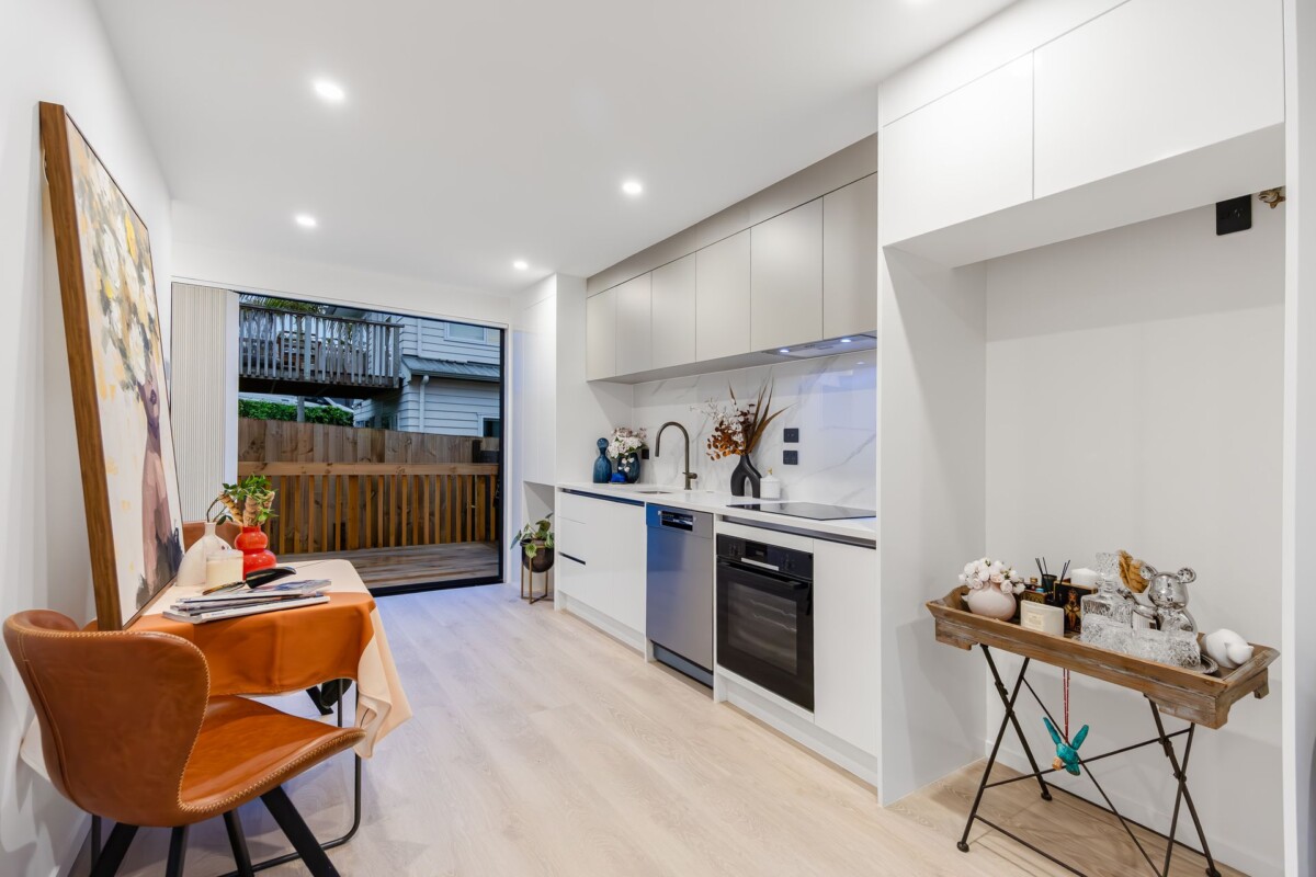 Ignore CV – Vendor Selling Below CV ( CV $1,050,000), 3 beds (3 ensuites) 3.5 baths home with garage, just minutes to SH1 motorway access, and close to Albany Westfield, cafés, and parks, with zoning for Oteha Valley School, Northcross Intermediate, and Long Bay College. 25D Oteha Valley Road, Northcross, Auckland