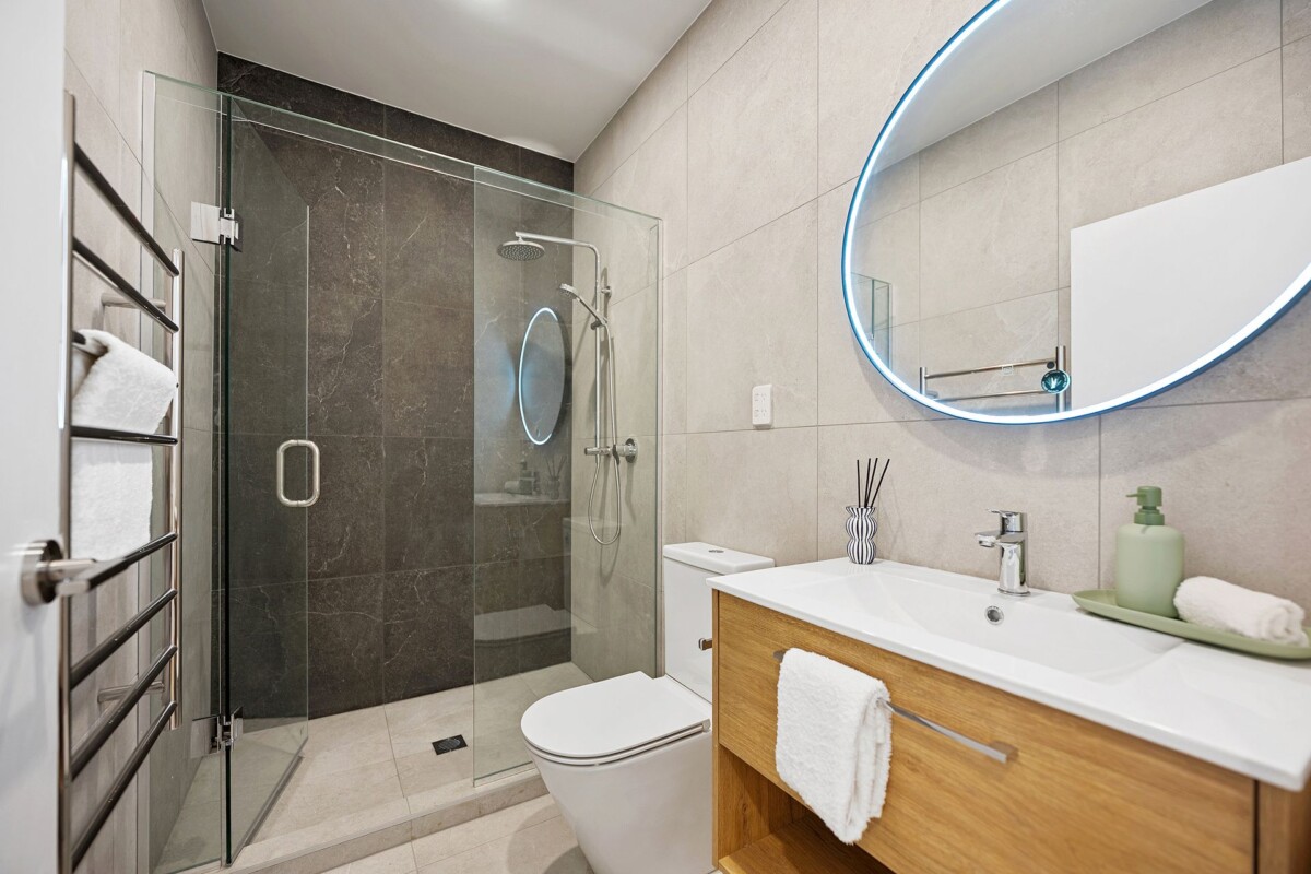 Last one to go – Unit 6, 136m2 3 beds + study 2.5 baths home with garage, zoned for Selwyn College, Baradene College, Remuera Intermediate, Meadowbank School, 10 Meadowbank Road, Meadowbank, Auckland