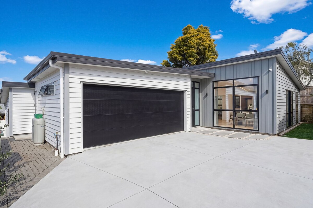 Motivated Vendor, move-in ready, 172m2 4 veds 2 baths house with double garage on 413m2 section, within walking distance to local school, shops, and public transport, and approximately 1km from the motorway on-ramp, 22A Merchant Avenue, Te Atatu South, Auckland