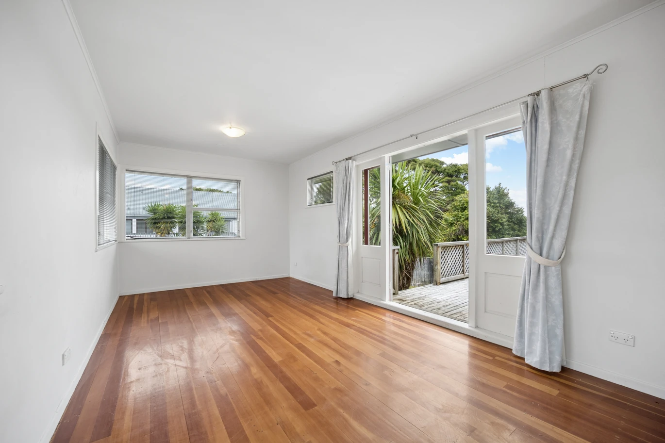 120m2 3 beds 1 bath house with garage on 675m2 section, conveniently situated near quality schooling, public transport, and Green Bay Village, 32 Taupo Street, Green Bay,, Auckland