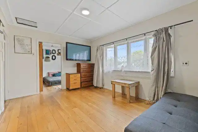 3 beds 1 bath house on 1012m2 section, minutes away from Waiuku Town Centre’s shops, cafes, schools and beach. 0.6 km to Sandspit Road School, 0.7 km to Waiuku College, 3 Sandspit Road, Waiuku, Auckland