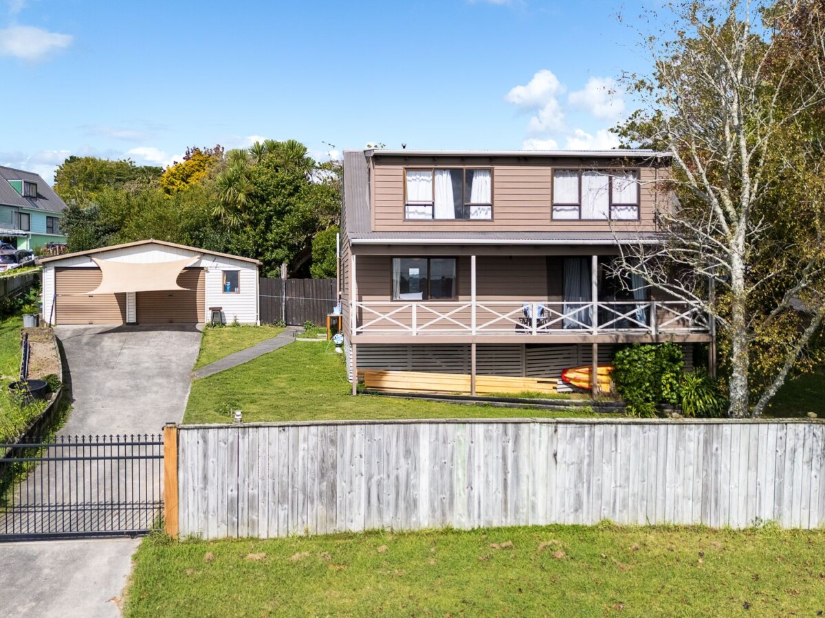 Parkside Living – 820m2 of Corner-Site, 3 beds 1 bath house with standalone double garage, minutes from the Westgate and Northwest shopping hubs, Costco, and easy motorway access, 2 Raelene Place, Massey, Auckland
